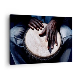 Obraz na plátně - Ruce hrající na buben djembe v dynamické kompozici - 70x50cm - Žijte ve svém rytmu - Moderní nástěnná dekorace do obývacího pokoje a ložnice ARTTOR