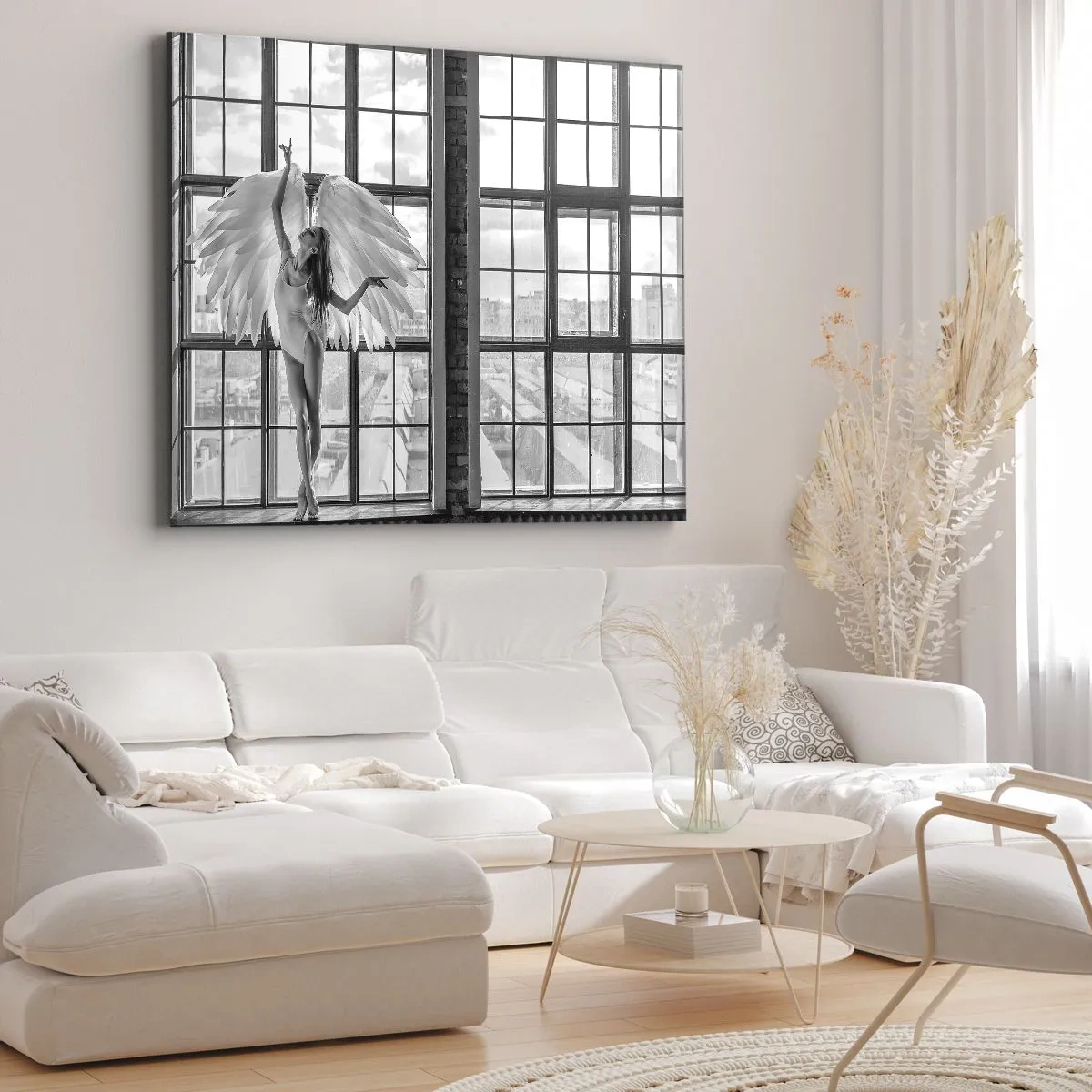 Obraz na plátně - Žena s andělskými křídly na pozadí okna v podkroví - 70x50cm - Město andělů? - Moderní nástěnná dekorace do obývacího pokoje a ložnice ARTTOR