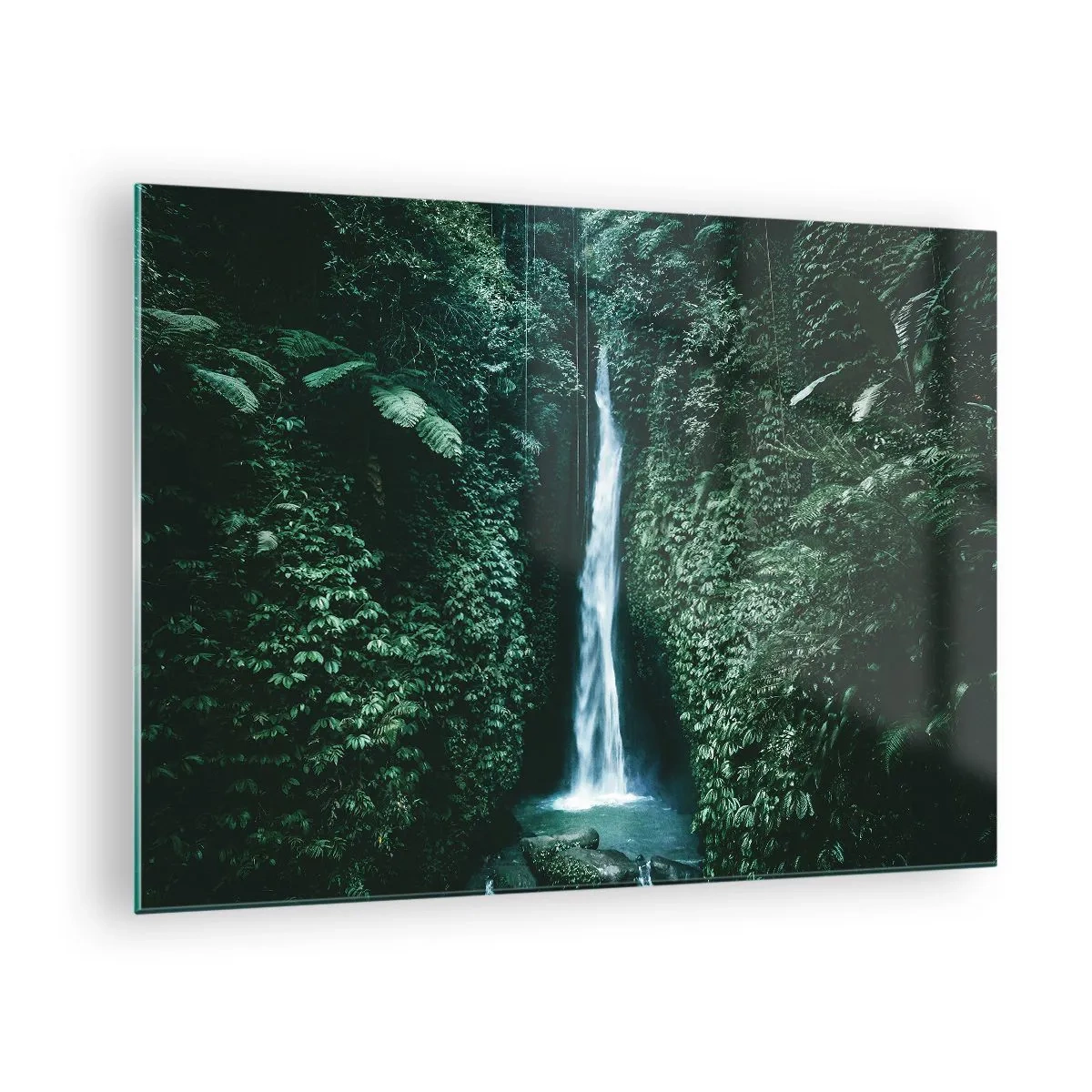 Obraz na skle - Vodopád uprostřed husté tropické vegetace - 70x50cm - Tropický pramen - Moderní nástěnná dekorace do obývacího pokoje a ložnice ARTTOR