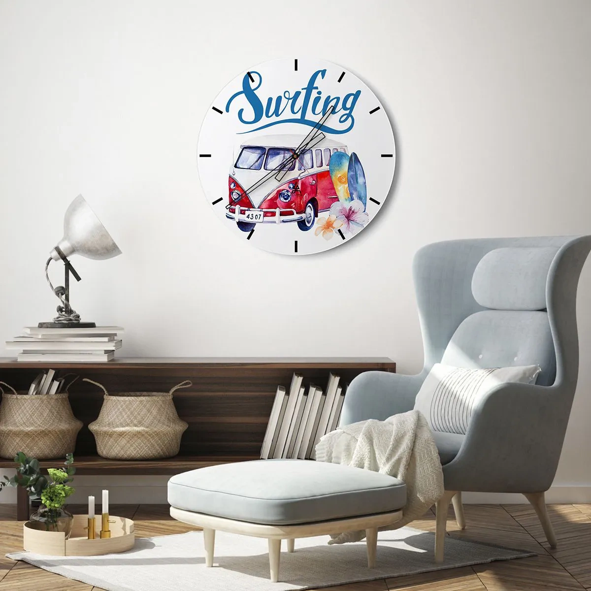 Nástěnné hodiny - Motiv surfařského autobusu s prkny a květinami na bílém pozadí - 30x30cm - Okurka - klasika pro surfaře - Moderní nástěnná dekorace do obývacího pokoje, kuchyně a ložnice ARTTOR
