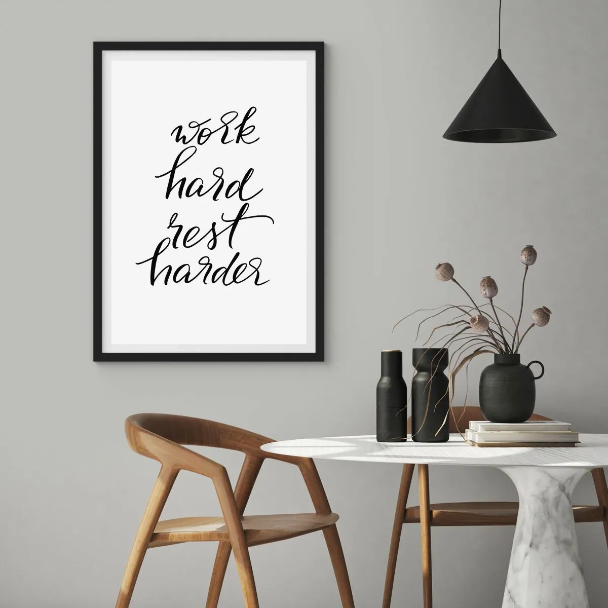 Plakát v černém rámu - Motivační nápis „Pracuj tvrdě, odpočívej tvrději“ na bílém pozadí - 50x70cm - Životní rovnováha - Moderní nástěnná dekorace do obývacího pokoje a ložnice ARTTOR