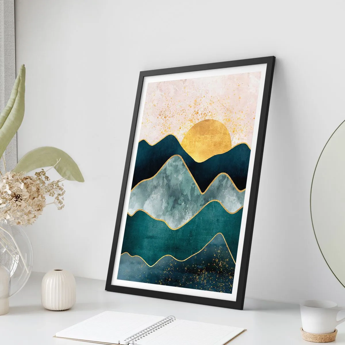 Plakát v černém rámu - Abstraktní hory a zlaté slunce v pozadí - 50x70cm - Za sedmero horami - Moderní nástěnná dekorace do obývacího pokoje a ložnice ARTTOR