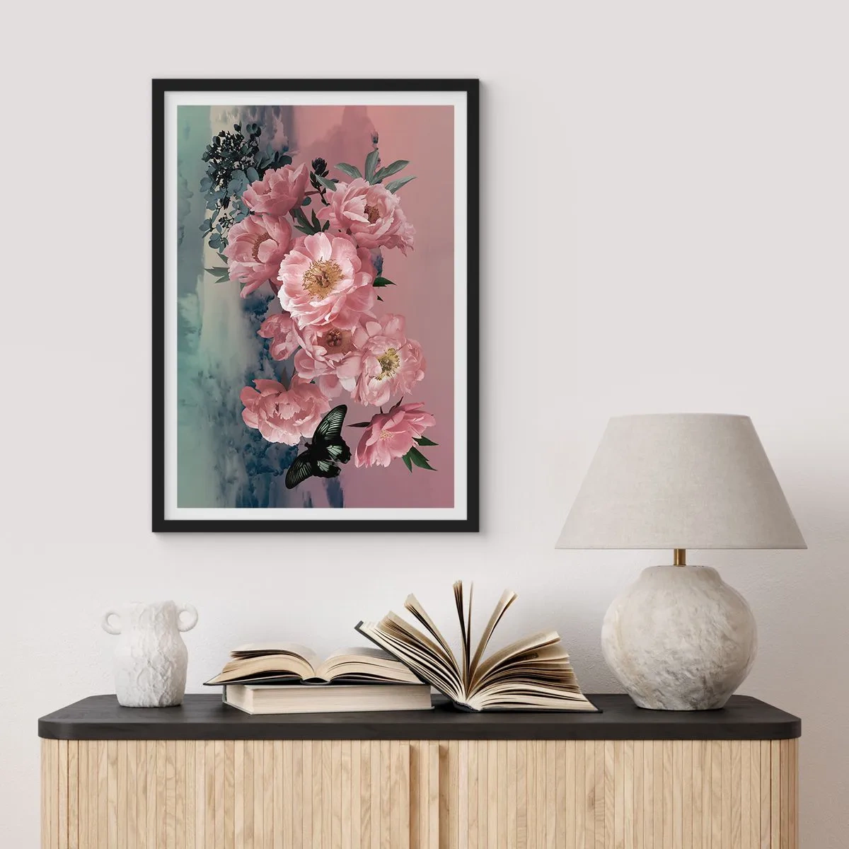 Plakát v černém rámu - Romantická kompozice květin a motýla v pastelových barvách. - 50x70cm - Vrchol romantismu - Moderní nástěnná dekorace do obývacího pokoje a ložnice ARTTOR