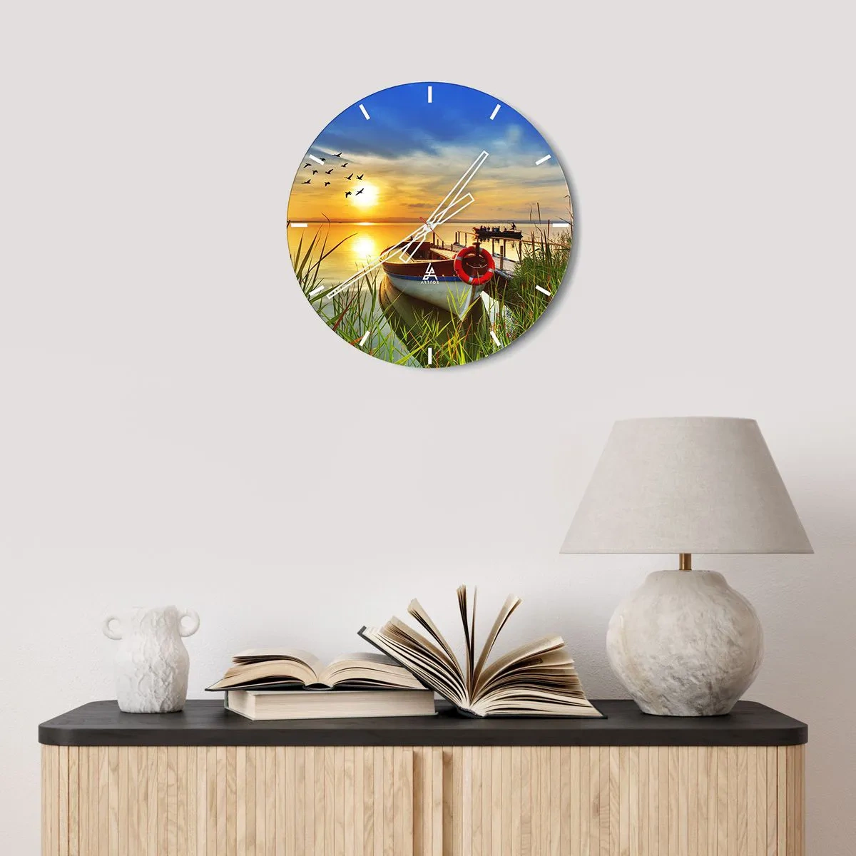 Nástěnné hodiny - Loď na molu při západu slunce, ptáci odlétající - 30x30cm - Kormoráni už odlétají - Moderní nástěnná dekorace do obývacího pokoje, kuchyně a ložnice ARTTOR