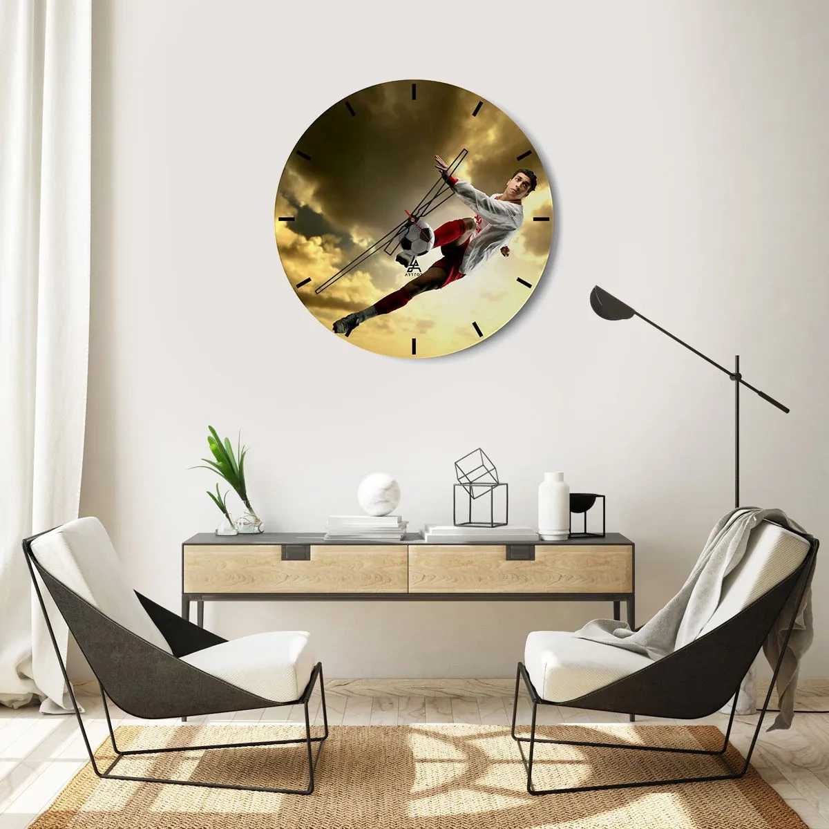 Nástěnné hodiny - Fotbalista v dynamické akci proti zlatavé obloze - 30x30cm - Fotbalové nebe - Moderní nástěnná dekorace do obývacího pokoje, kuchyně a ložnice ARTTOR