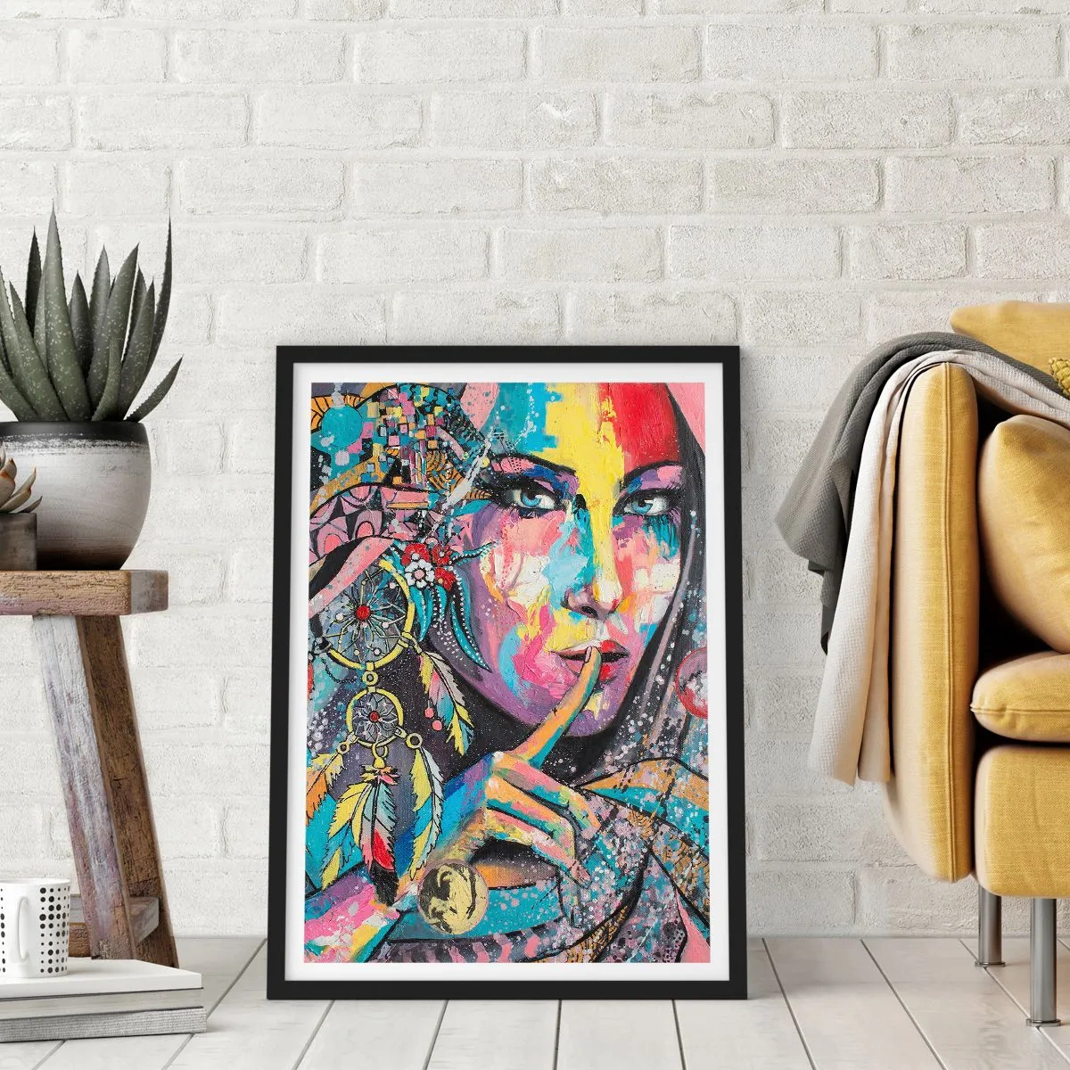 Plakát v černém rámu - Barevný portrét ženy s peřím a lapačem snů - 50x70cm - Mlč, než pochopíš - Moderní nástěnná dekorace do obývacího pokoje a ložnice ARTTOR