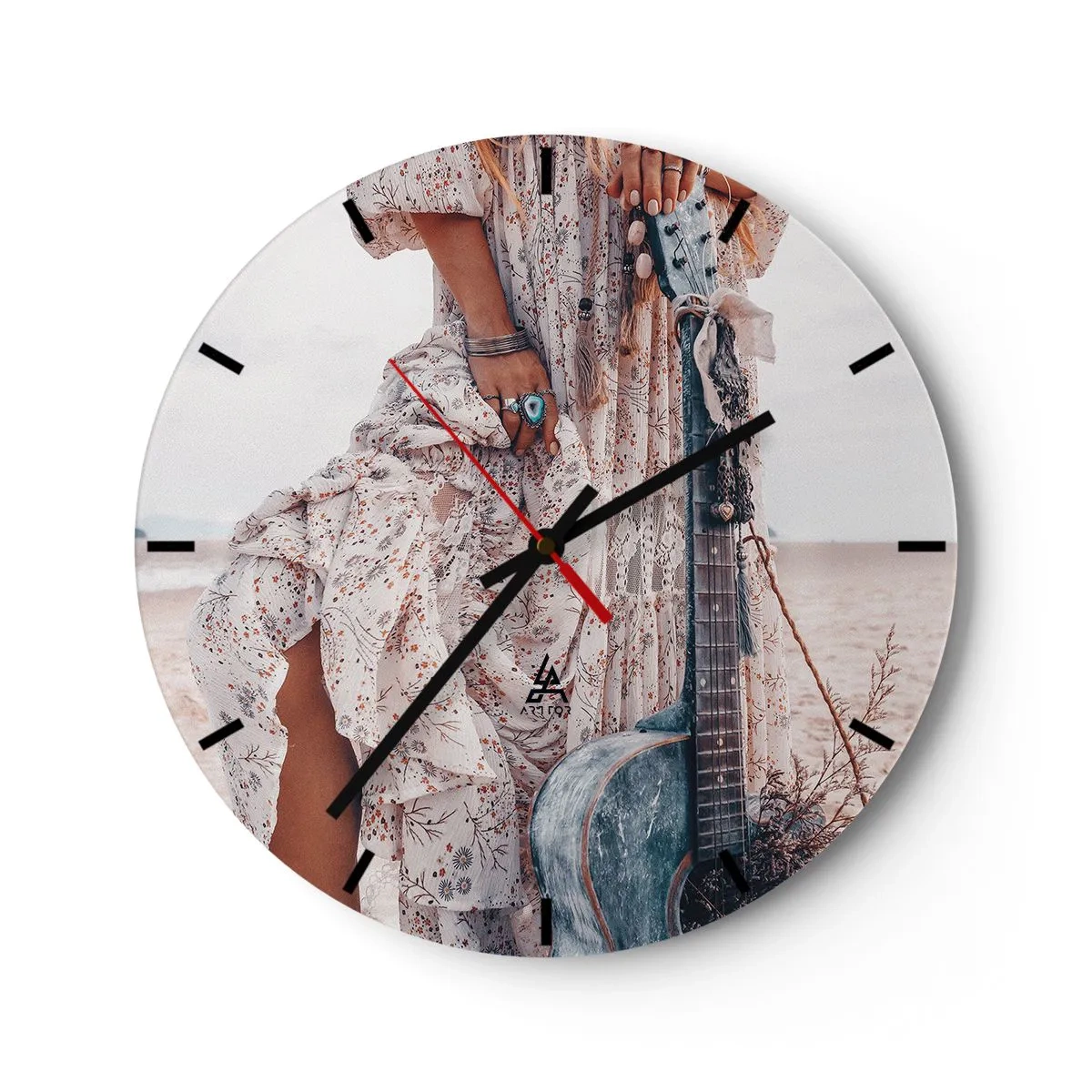 Nástěnné hodiny - Boho styl s kytarou na pláži a květinovými šaty - 30x30cm - Květinové děti na cestě - Moderní nástěnná dekorace do obývacího pokoje, kuchyně a ložnice ARTTOR