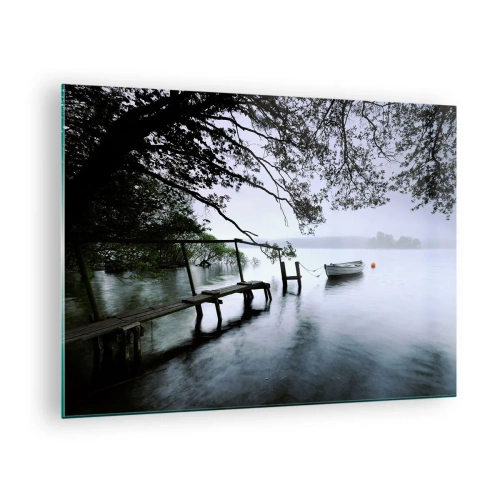 Obraz na skle - Dřevěné molo nad mlhavým jezerem s lodí v pozadí - 70x50cm - Už odpočíváš - Moderní nástěnná dekorace do obývacího pokoje a ložnice ARTTOR