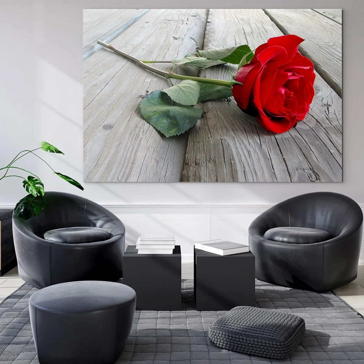 Obraz na skle - Červená růže na dřevěné desce - 70x50cm - Studie v šarlatové - Moderní nástěnná dekorace do obývacího pokoje a ložnice ARTTOR