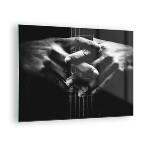 Obraz na skle - Sepjaté ruce spočívající na krku kytary v černé a bílé - 70x50cm - Umělcova modlitba - Moderní nástěnná dekorace do obývacího pokoje a ložnice ARTTOR