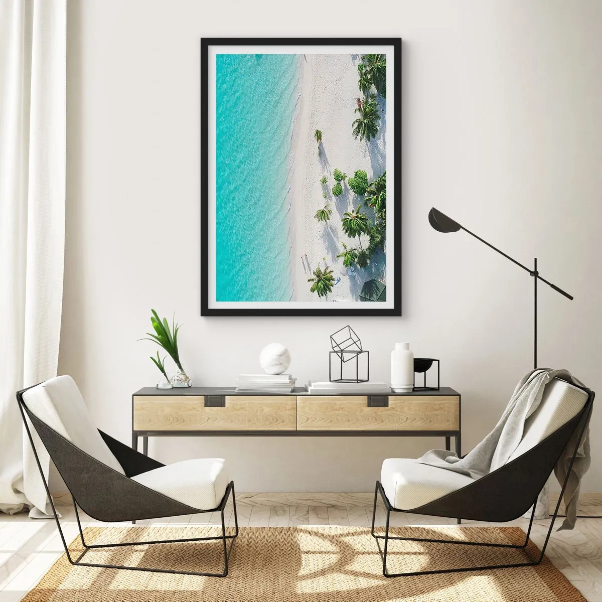 Plakát v černém rámu - Letecký pohled na tropickou pláž s palmami a modrým mořem - 50x70cm - Dovolená v ráji - Moderní nástěnná dekorace do obývacího pokoje a ložnice ARTTOR