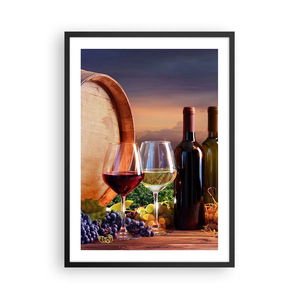 Plakát v černém rámu - Lahve a sklenice vína na pozadí sudu a západu slunce - 50x70cm - Tady má život chuť - Moderní nástěnná dekorace do obývacího pokoje a ložnice ARTTOR