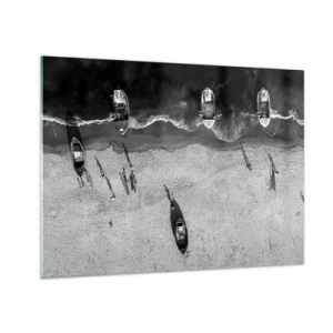 Obraz na skle - Černobílé lodě a jejich stíny na písečné pláži při pohledu shora - 70x50cm - Ještě na břehu… - Moderní nástěnná dekorace do obývacího pokoje a ložnice ARTTOR