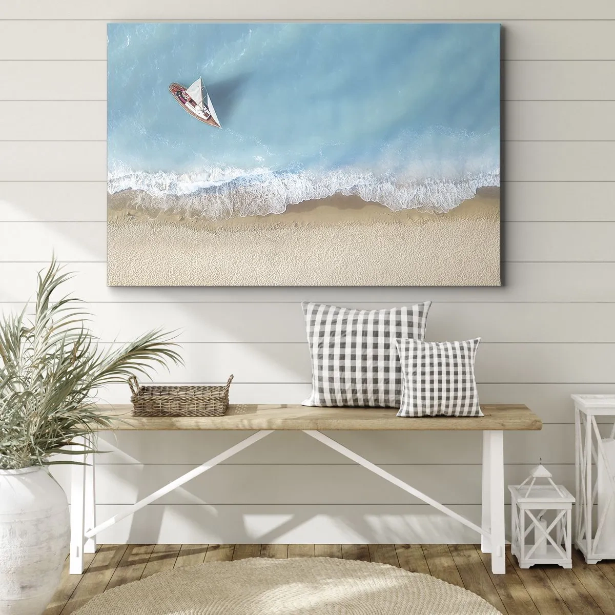 Obraz na plátně - Pohled z ptačí perspektivy na loď na pláži - 70x50cm - Na hranici modré a zlaté - Moderní nástěnná dekorace do obývacího pokoje a ložnice ARTTOR