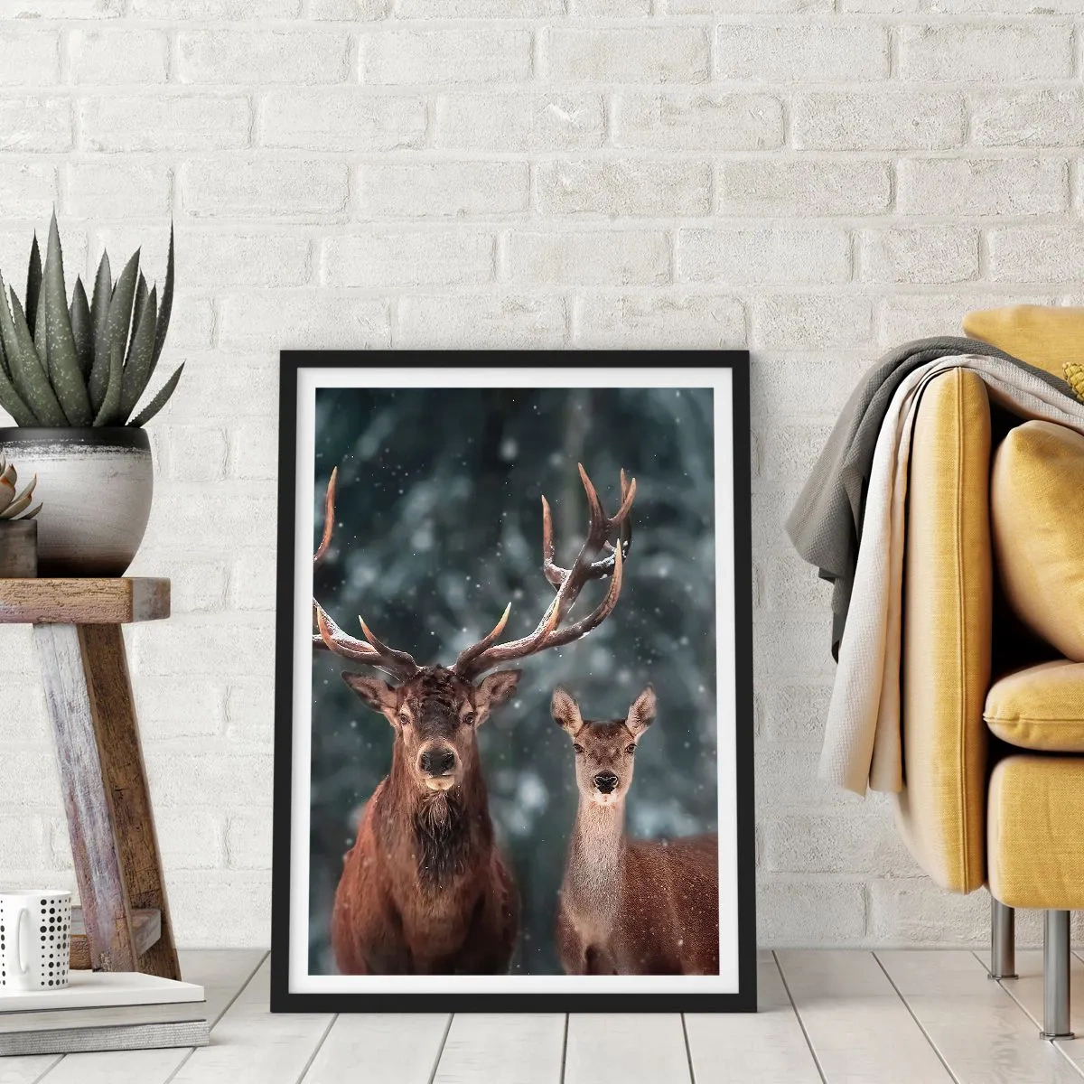 Plakát v černém rámu - Dvojice jelenů na pozadí zimního lesa - 50x70cm - Pán lesa se svou ženou - Moderní nástěnná dekorace do obývacího pokoje a ložnice ARTTOR