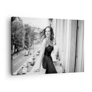 Obraz na plátně - Černobílá fotografie ženy na balkóně - 70x50cm - Určitě Pařížanka - Moderní nástěnná dekorace do obývacího pokoje a ložnice ARTTOR