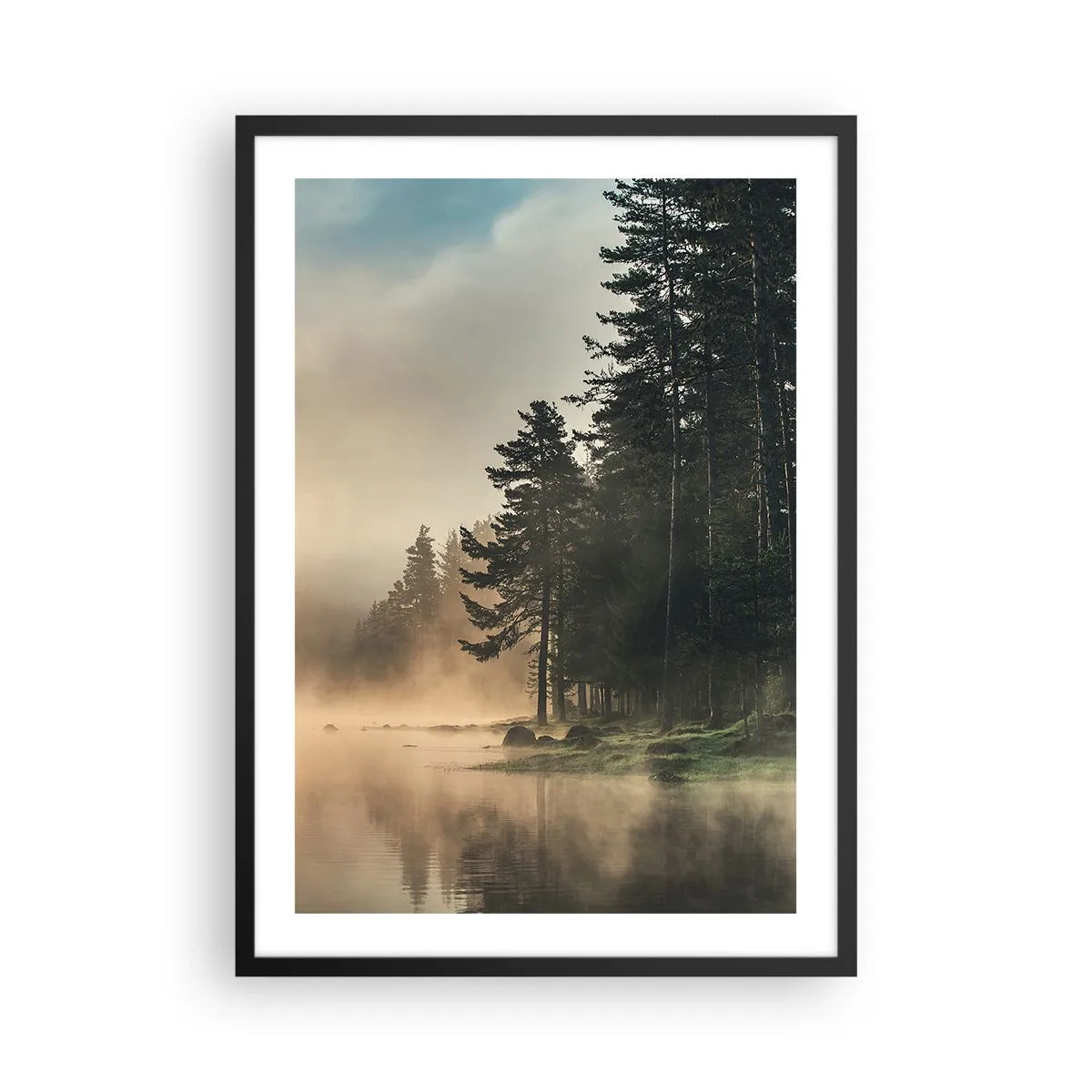 Plakát v černém rámu - Mlžná lesní krajina nad klidným jezerem - 50x70cm - Zrození dne - Moderní nástěnná dekorace do obývacího pokoje a ložnice ARTTOR