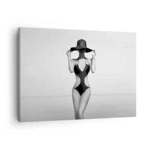 Obraz na plátně - Černá a bílá silueta ženy v klobouku na pozadí moře - 70x50cm - Jmenuji se: Elegance - Moderní nástěnná dekorace do obývacího pokoje a ložnice ARTTOR