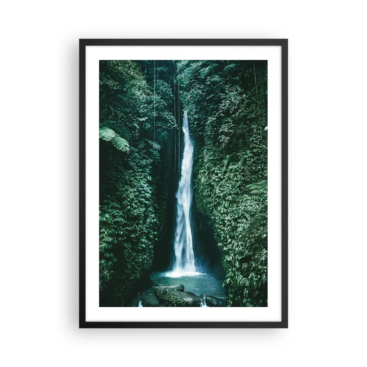 Plakát v černém rámu - Vodopád v tropické džungli - 50x70cm - Tropický pramen - Moderní nástěnná dekorace do obývacího pokoje a ložnice ARTTOR