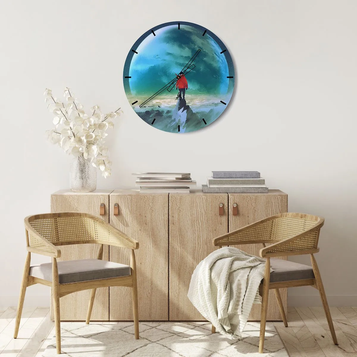 Nástěnné hodiny - Postava na vrcholu hory s výhledem na zelenou planetu - 30x30cm - Objevitel nové zemi - Moderní nástěnná dekorace do obývacího pokoje, kuchyně a ložnice ARTTOR