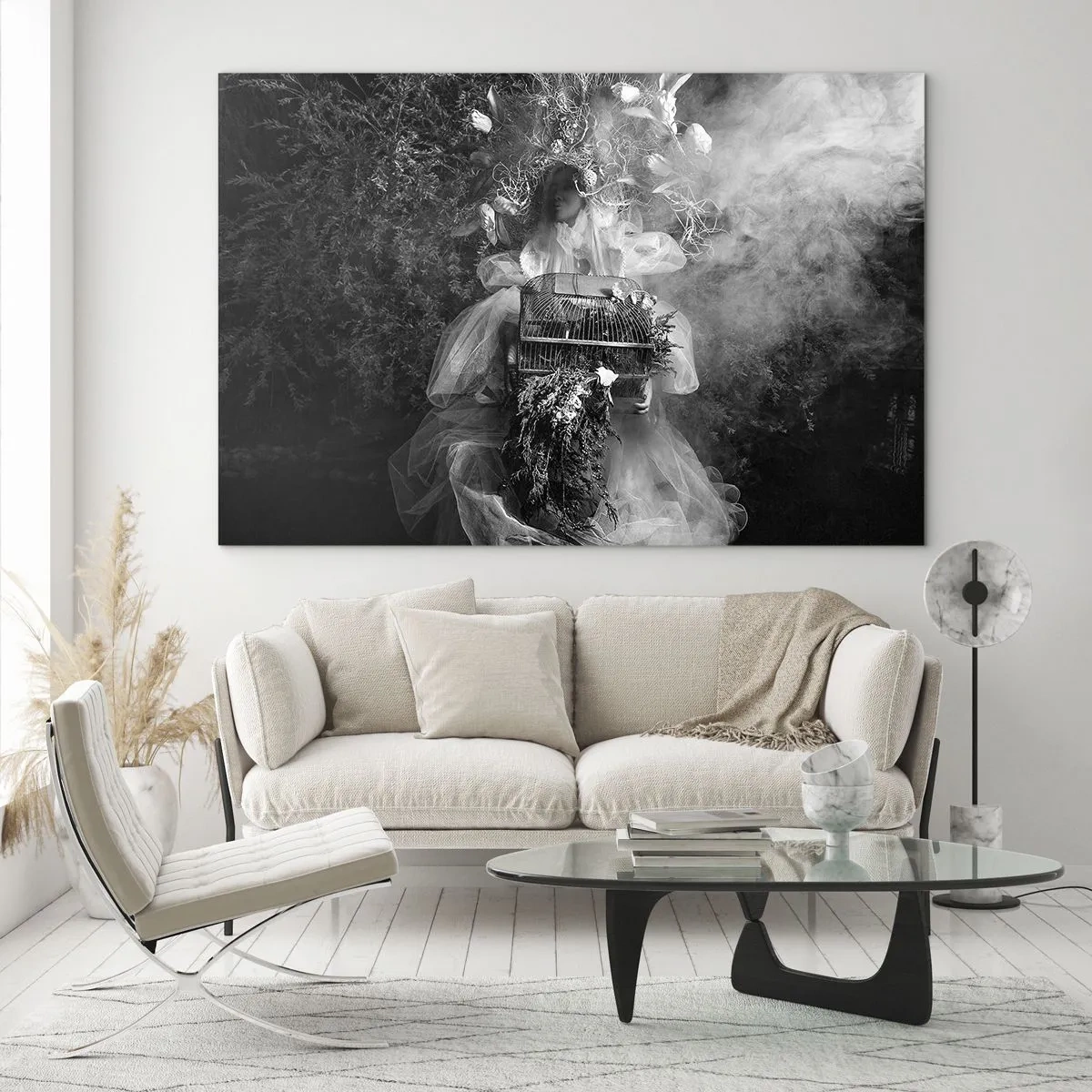 Obraz na skle - Žena v tylových šatech s klecovou výzdobou a rostlinnou korunou v černé a bílé - 70x50cm - Matka Příroda - Moderní nástěnná dekorace do obývacího pokoje a ložnice ARTTOR