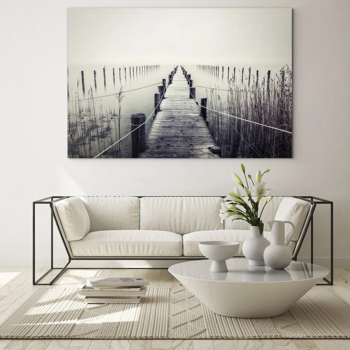 Obraz na skle - Dřevěný most vede do hlubin klidného jezera v mlze. - 70x50cm - Ponoř se do klidu - Moderní nástěnná dekorace do obývacího pokoje a ložnice ARTTOR