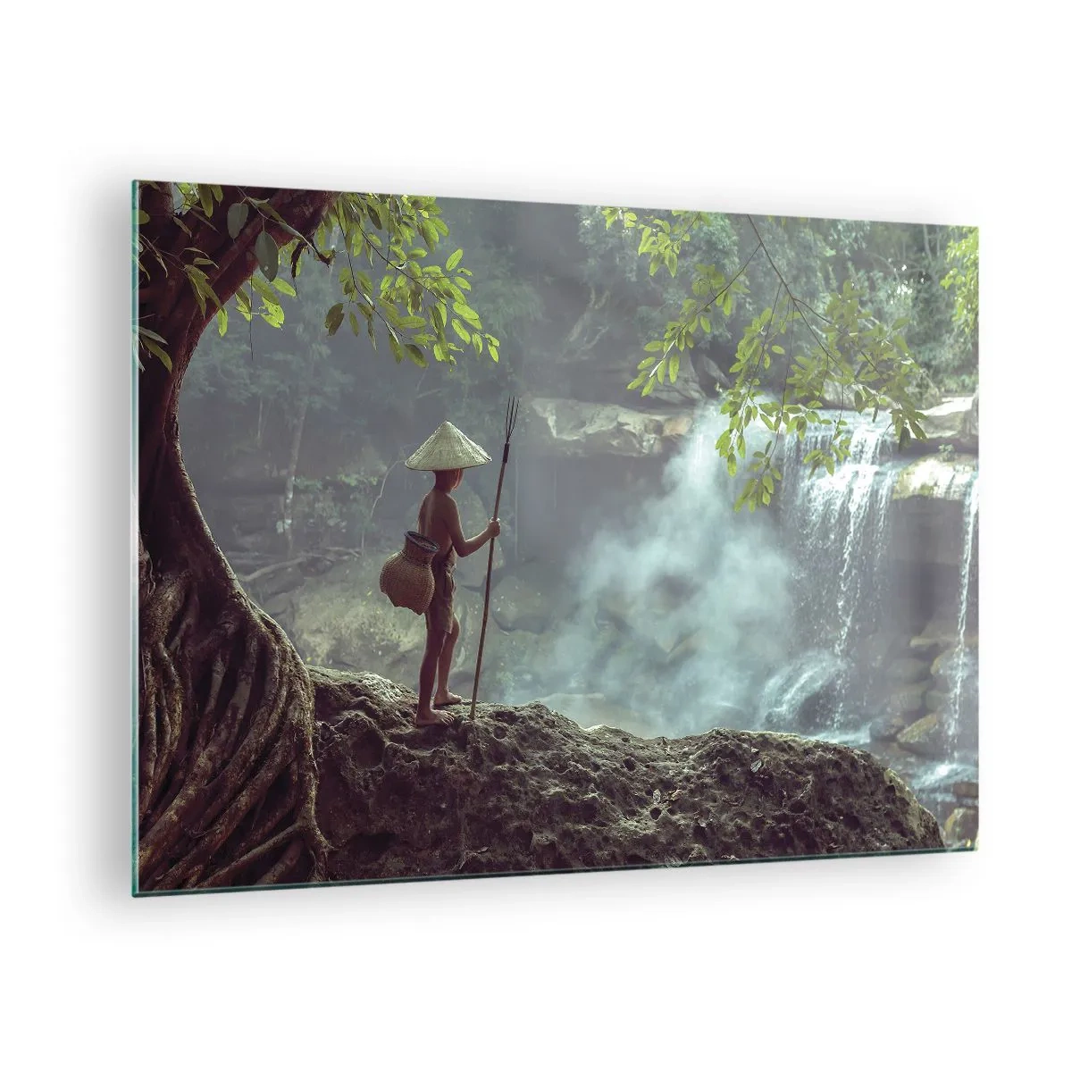 Obraz na skle - Chlapec s kopím u vodopádu v deštném pralese - 70x50cm - Spřátelený s přírodou - Moderní nástěnná dekorace do obývacího pokoje a ložnice ARTTOR