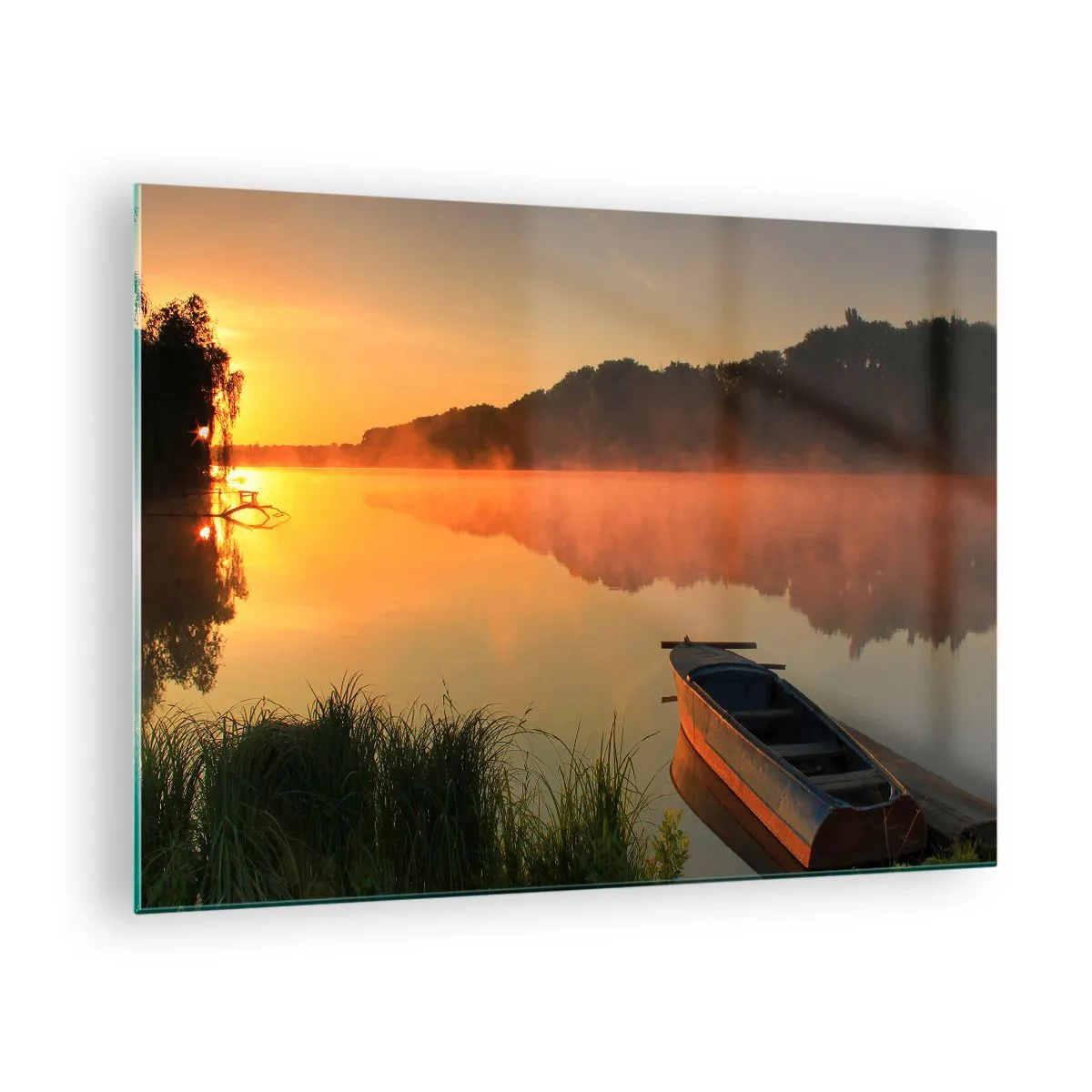 Obraz na skle - Východ slunce nad klidným jezerem s lodí na břehu - 70x50cm - Východ slunce u vody jako povrch zrcadla - Moderní nástěnná dekorace do obývacího pokoje a ložnice ARTTOR