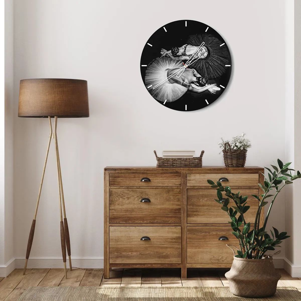 Nástěnné hodiny - Astronaut unášený ve vesmíru nad Zemí - 30x30cm - Jin a jang – dokonalá rovnováha - Moderní nástěnná dekorace do obývacího pokoje, kuchyně a ložnice ARTTOR