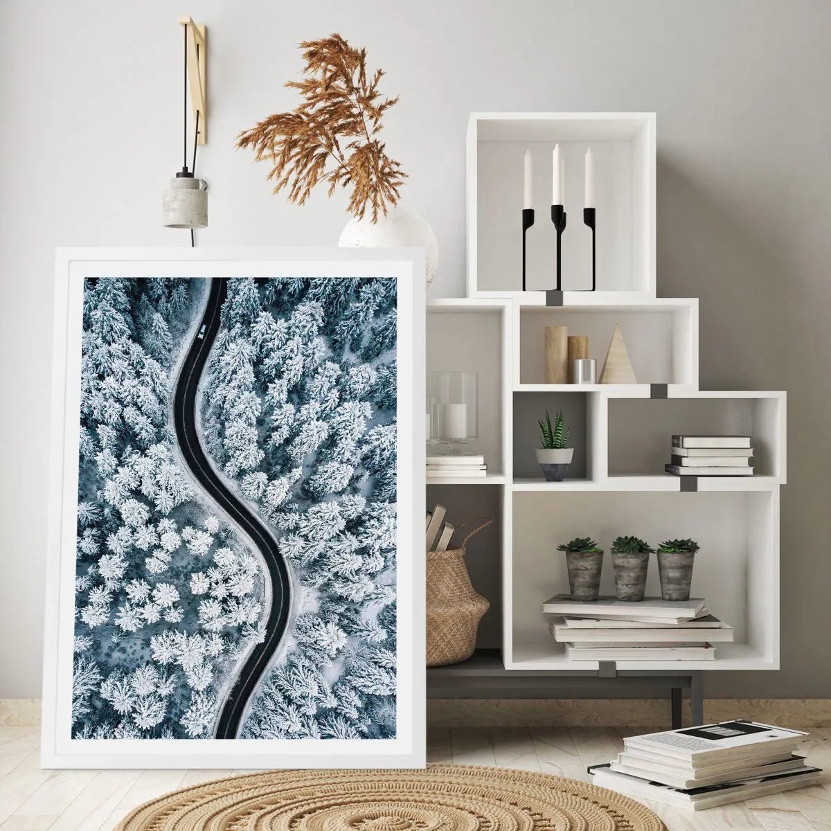 Plakát v bílém rámu - Zimním lesem - 70x100 cm