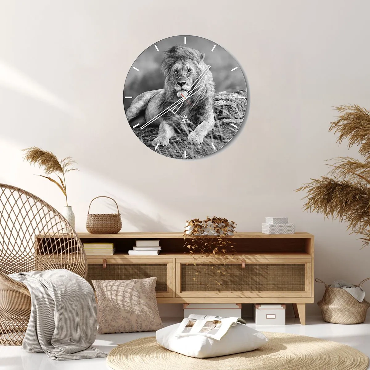 Nástěnné hodiny - Lev v majestátní póze na pozadí divoké přírody - 30x30cm - Královská siesta - Moderní nástěnná dekorace do obývacího pokoje, kuchyně a ložnice ARTTOR