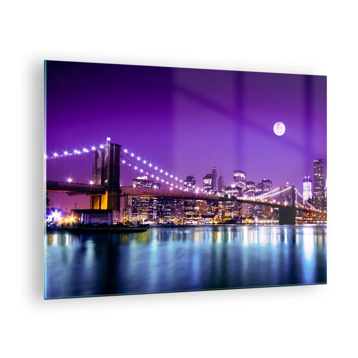 Obraz na skle - Brooklynský most a Manhattan v noci ve fialových odstínech - 70x50cm - Světla velkoměsta ve fialové - Moderní nástěnná dekorace do obývacího pokoje a ložnice ARTTOR