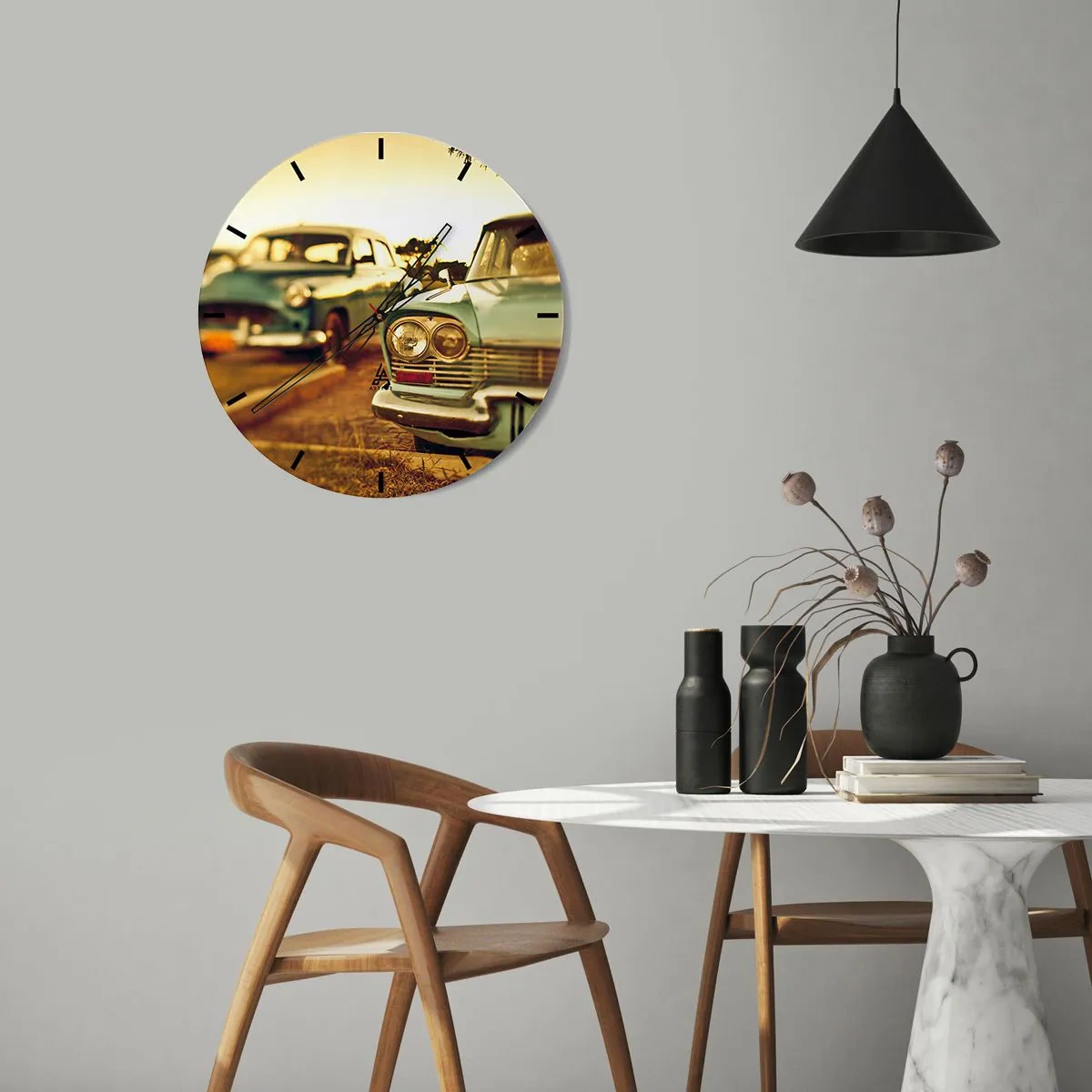 Nástěnné hodiny - Dvě klasická retro auta na pozadí západu slunce - 30x30cm - Počkáme, uvidíme - Moderní nástěnná dekorace do obývacího pokoje, kuchyně a ložnice ARTTOR