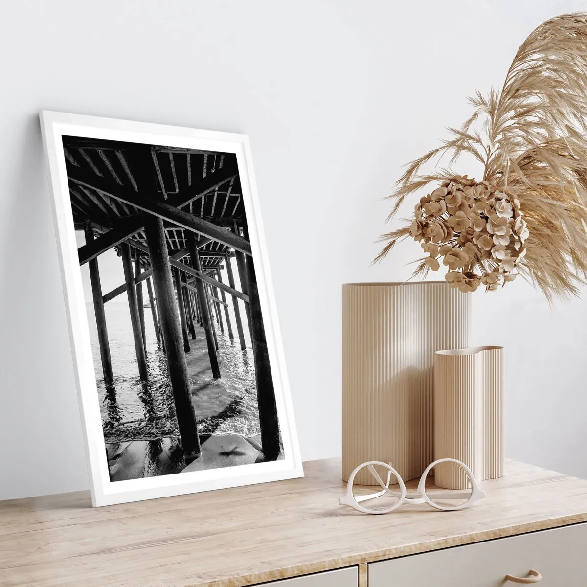 Plakát v bílém rámu - Úkryt na pláži - 70x100 cm