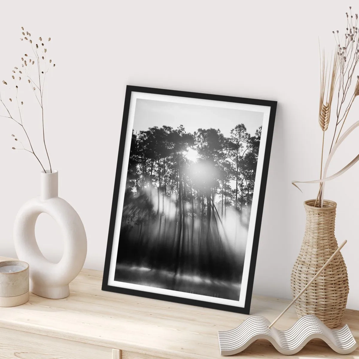 Plakát v černém rámu - Černobílá lesní scéna se slunečními paprsky v mlze - 50x70cm - Nezastavitelné slunce - Moderní nástěnná dekorace do obývacího pokoje a ložnice ARTTOR