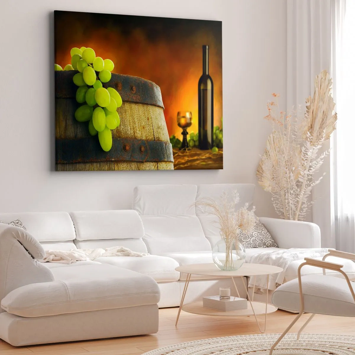 Obraz na plátně - Hrozny na vinném sudu s teplým barevným schématem v pozadí - 70x50cm - Zátiší s lahví vína a hrozny - Moderní nástěnná dekorace do obývacího pokoje a ložnice ARTTOR