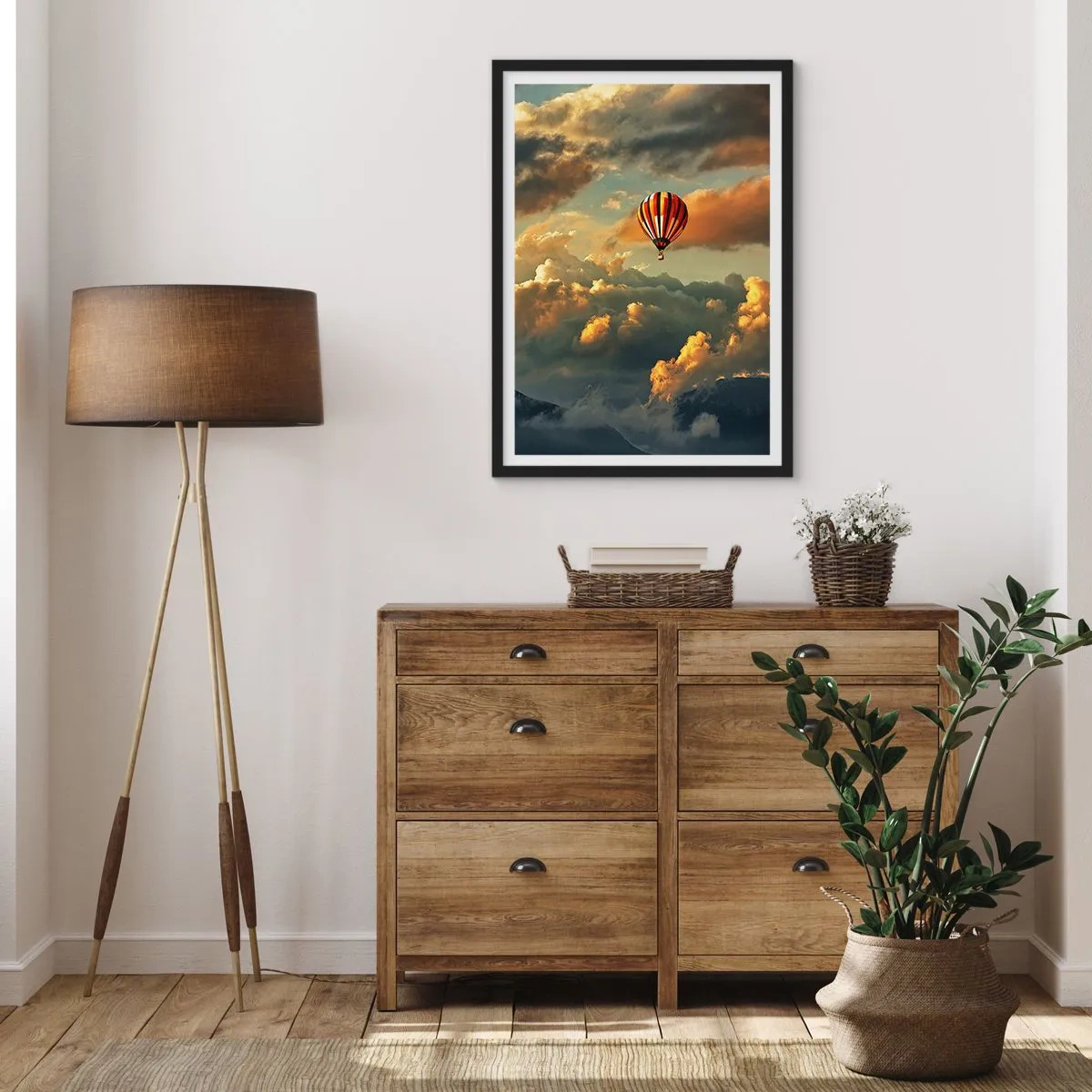 Plakát v černém rámu - Balón mezi mraky při západu slunce - 50x70cm - Letím, protože chci - Moderní nástěnná dekorace do obývacího pokoje a ložnice ARTTOR