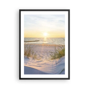 Plakát v černém rámu - Pláž při západu slunce s výhledem na moře - 50x70cm - Šumění moře, zpěv ptáků, divoká pláž uprostřed trávy… - Moderní nástěnná dekorace do obývacího pokoje a ložnice ARTTOR