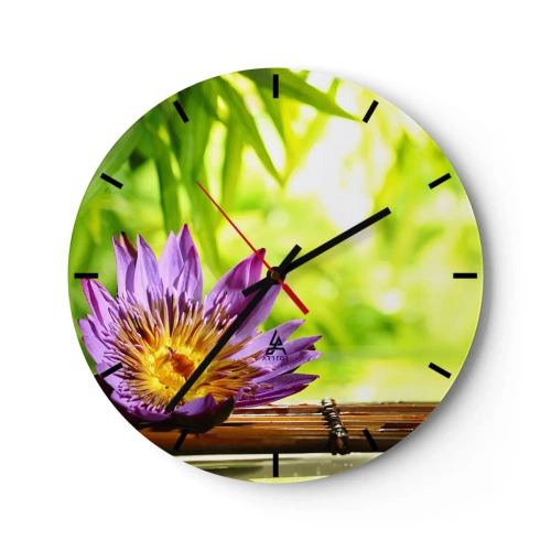 Nástěnné hodiny - Fialový lotosový květ na pozadí bambusu a zeleně - 30x30cm - Na asijském slunci - Moderní nástěnná dekorace do obývacího pokoje, kuchyně a ložnice ARTTOR