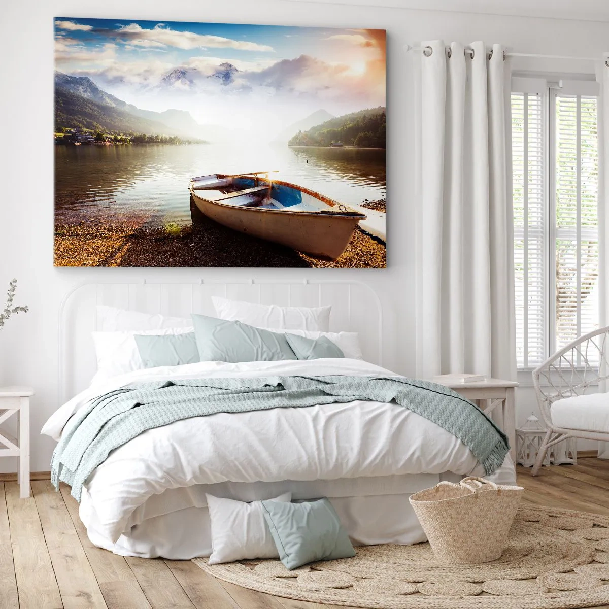 Obraz na plátně - Loď na břehu jezera s výhledem na hory ráno - 70x50cm - U velké a čisté vody - Moderní nástěnná dekorace do obývacího pokoje a ložnice ARTTOR