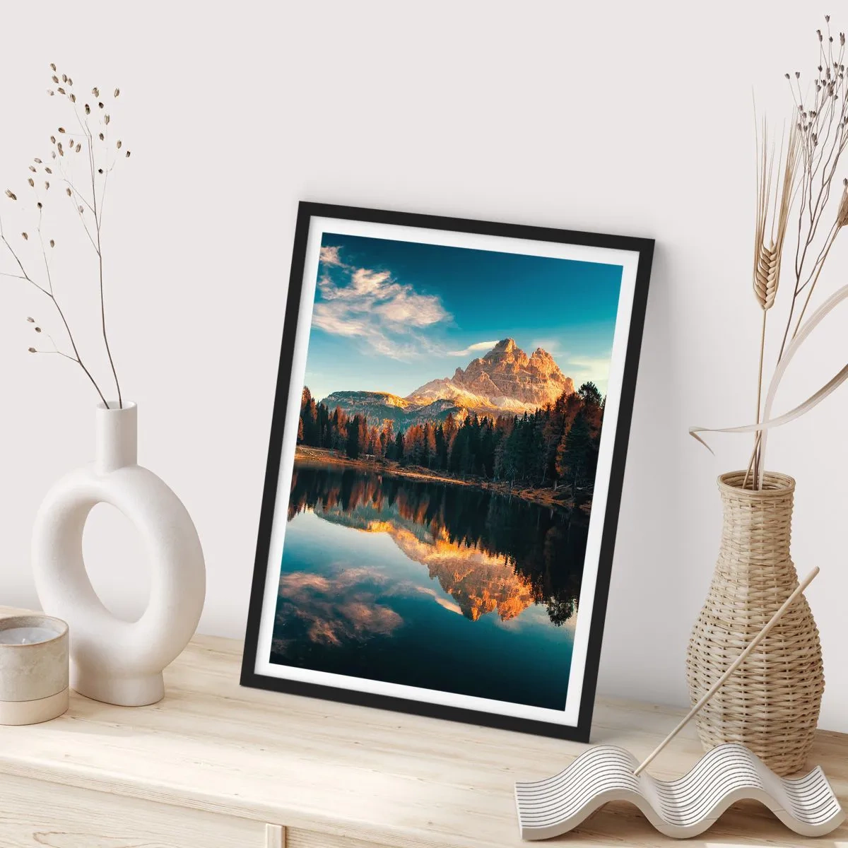 Plakát v černém rámu - Vrchol hory odrážející se v klidném jezeře - 50x70cm - Dvojitá krajina - Moderní nástěnná dekorace do obývacího pokoje a ložnice ARTTOR