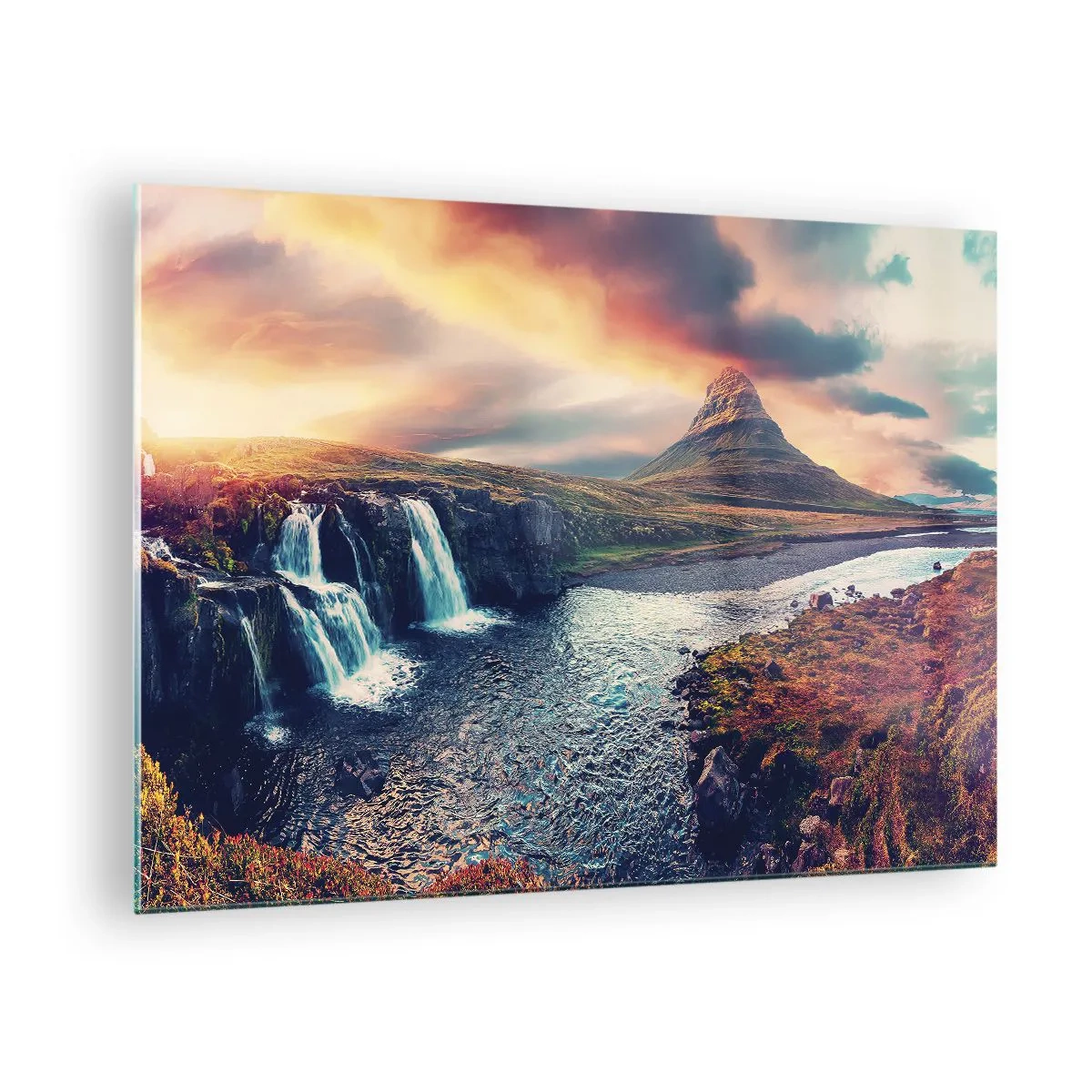 Obraz na skle - Vodopád a hora při západu slunce v islandské krajině - 70x50cm - V majestátu přírody - Moderní nástěnná dekorace do obývacího pokoje a ložnice ARTTOR
