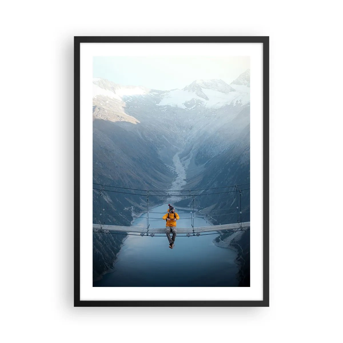 Plakát v černém rámu - Osoba ve žluté bundě sedící na visutém mostě nad údolím - 50x70cm - Okouzlený v spánku - Moderní nástěnná dekorace do obývacího pokoje a ložnice ARTTOR