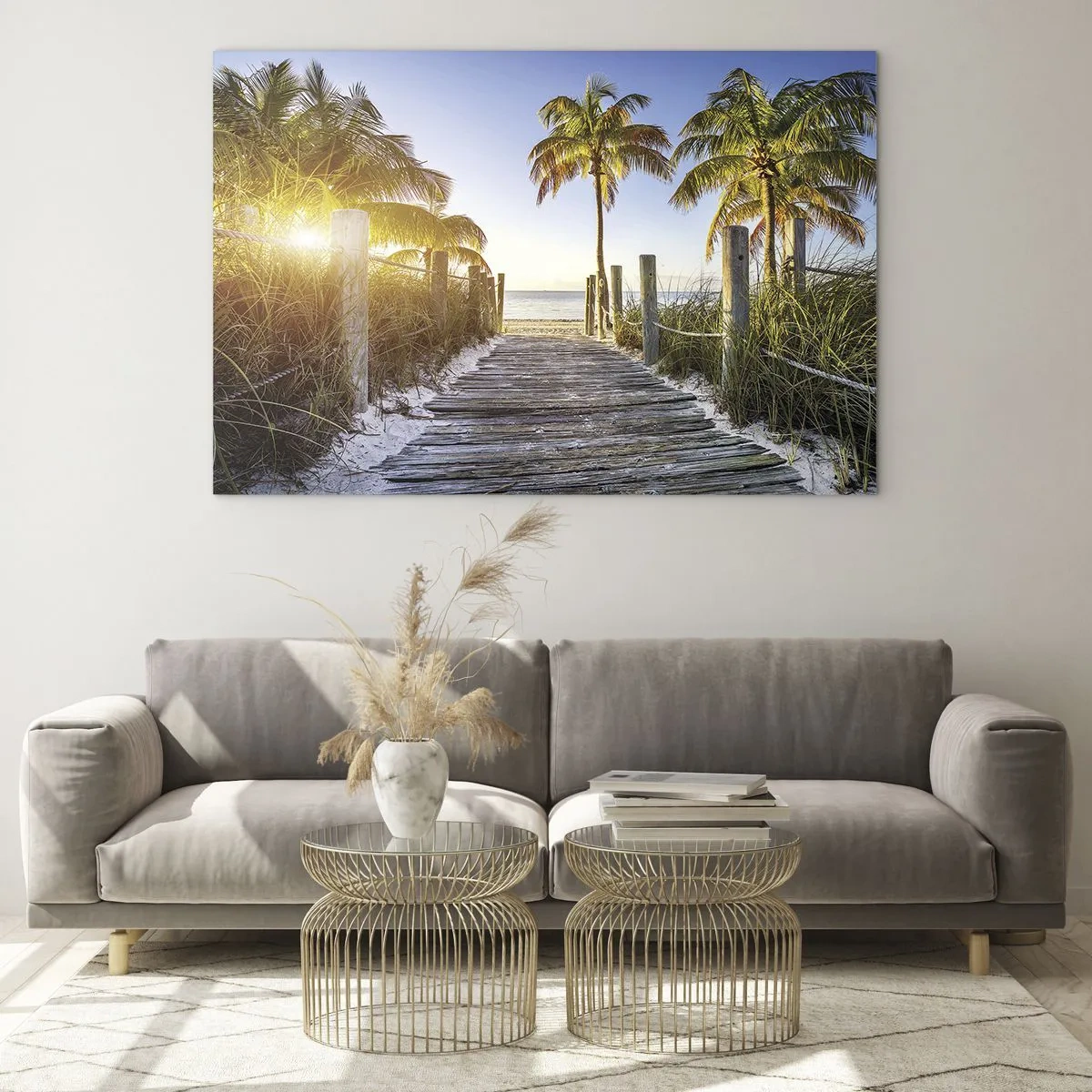 Obraz na skle - Dřevěná cesta na pláži obklopená palmami - 70x50cm - Přímo do ráje - Moderní nástěnná dekorace do obývacího pokoje a ložnice ARTTOR