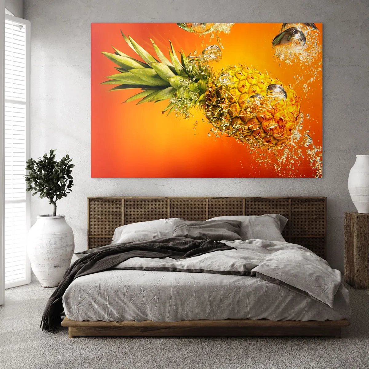Obraz na skle - Ananas ponořený ve vodě na pozadí sytě oranžové barvy - 70x50cm - Tropická šťavnatá svěžest - Moderní nástěnná dekorace do obývacího pokoje a ložnice ARTTOR