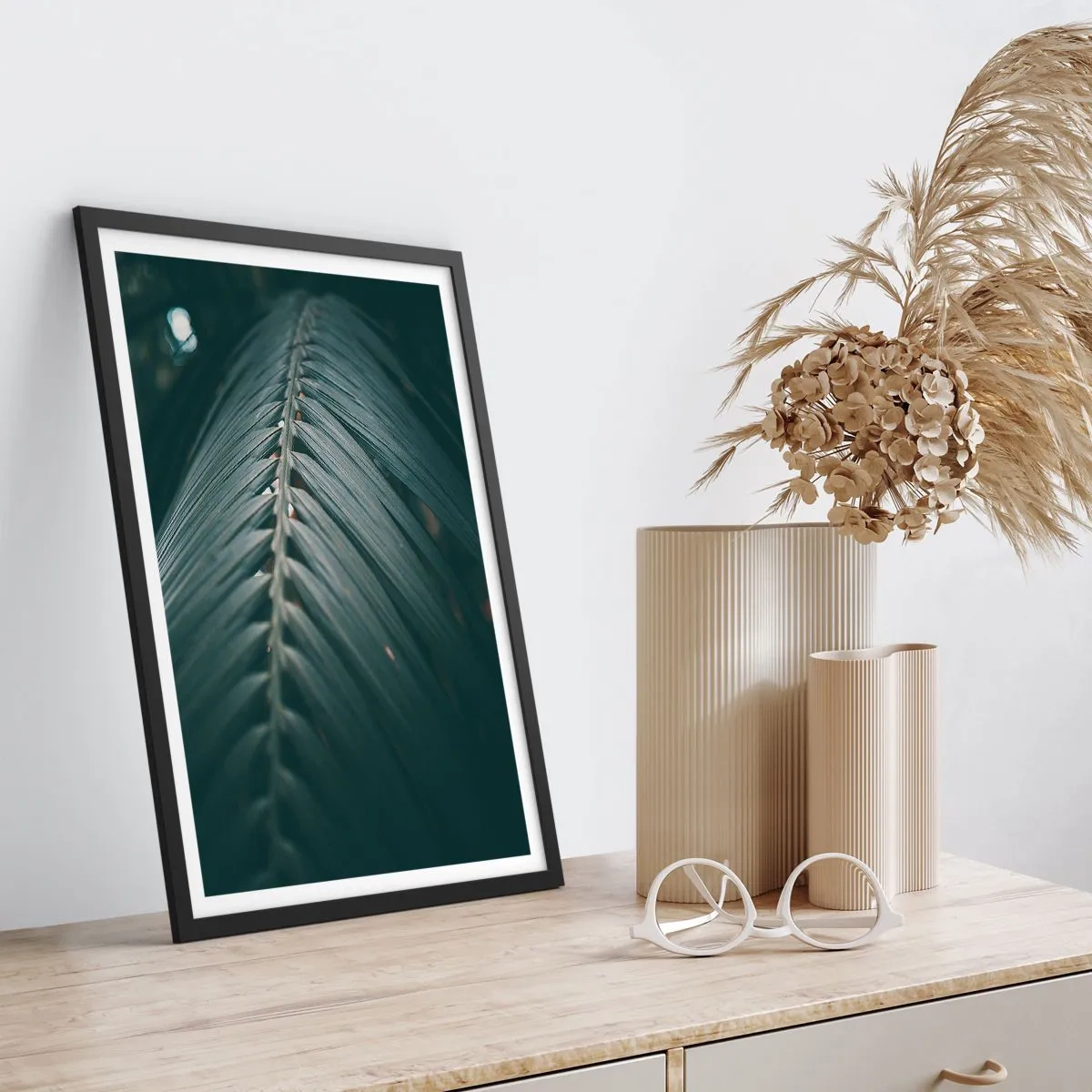 Plakát v černém rámu - Palmový list v tmavém tónu s měkkým osvětlením - 50x70cm - Přesnost přírody - Moderní nástěnná dekorace do obývacího pokoje a ložnice ARTTOR