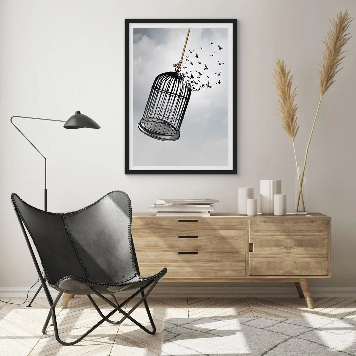 Plakát v černém rámu - Ptáci létající z otevřené klece na pozadí mraků - 50x70cm - Víra… naděje… svoboda! - Moderní nástěnná dekorace do obývacího pokoje a ložnice ARTTOR