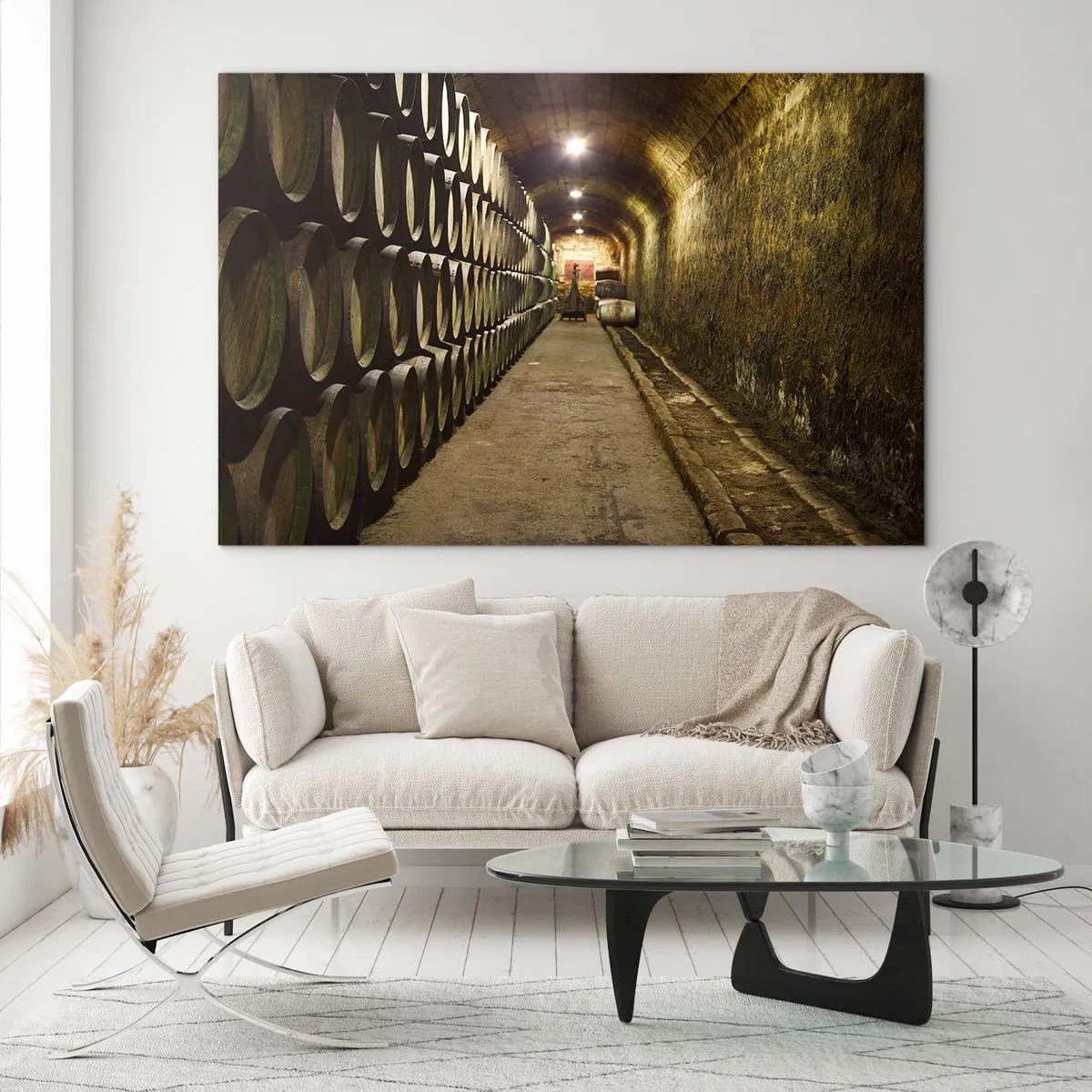 Obraz na skle - Vinný sklep s řadami sudů - 70x50cm - Je dobré si odpočinout - Moderní nástěnná dekorace do obývacího pokoje a ložnice ARTTOR