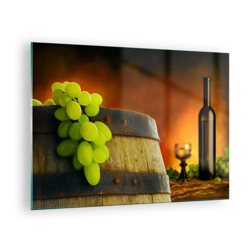 Obraz na skle - Hrozny na sudu v rustikálním prostředí s vínem v pozadí - 70x50cm - Zátiší s lahví vína a hrozny - Moderní nástěnná dekorace do obývacího pokoje a ložnice ARTTOR