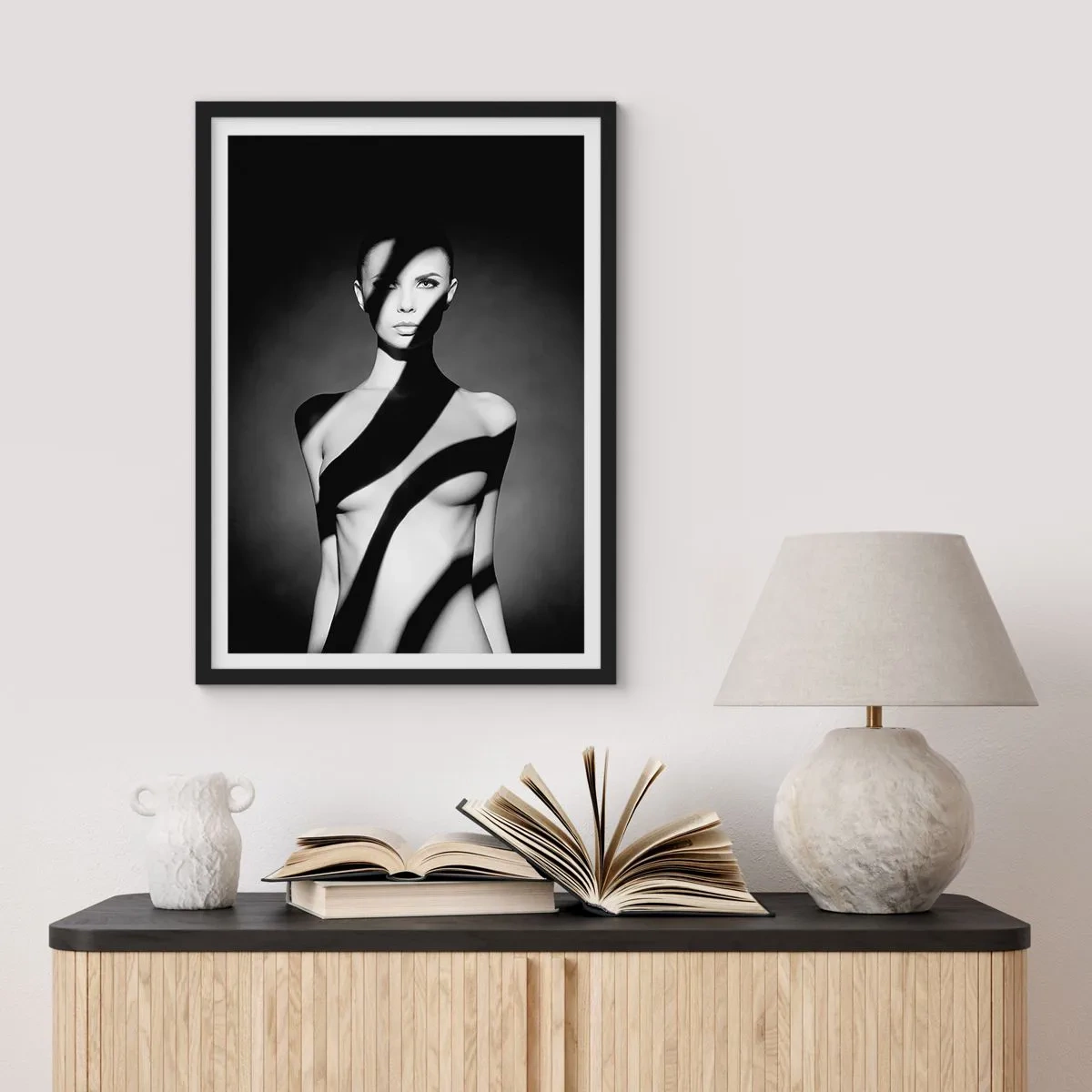 Plakát v černém rámu - V záři i ve stínu - 61x91 cm